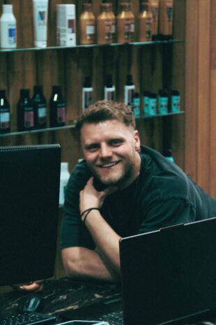 adam-wigs-and-warpaint-sheffield-salon adam-wigs-and-warpaint-sheffield-salon